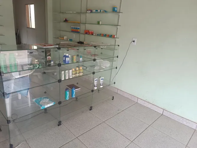 Vende-se vitrine e prateleiras de vidro