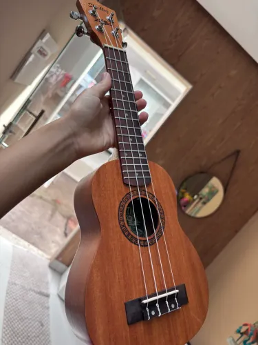 UKULELE SHELBY SEMINOVO