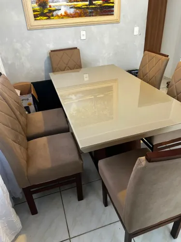 Mesa com tampa de vidro