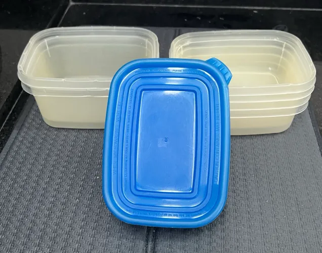 Potes plásticos para alimentos em dois tamanhos 