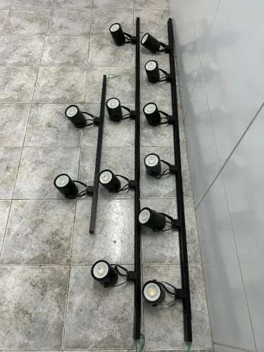 Vendo 2 trilhos com 10 spots, na cor preta, com lâmpadas led amarelas,