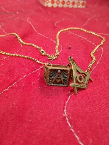 Vendo cordão da maçonaria em aço dourado todo trabalhado e anel feito de cobre especial.