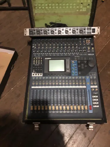 Kit Mesa Digital Yamaha 01V96 + Expansor Behringer ADA8000 + Case Próprio
