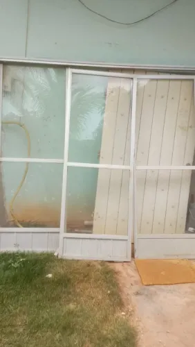 Porta de vidro estrutura de alumínio