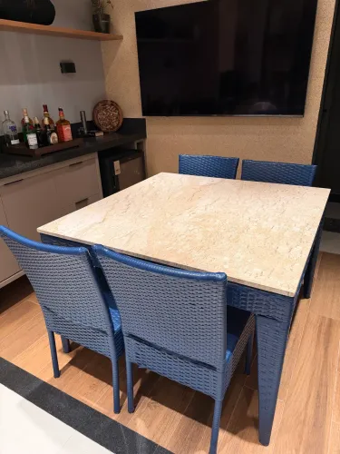 Conjunto de mesa com mármore e cadeiras em Vime.