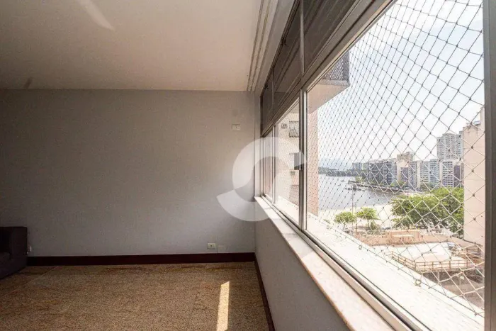 Apartamento na primeira quadra da praia de Icaraí, original de 4 quartos, suíte, vaga e dc