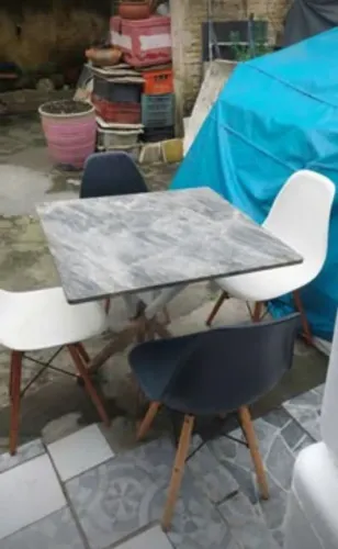 Mesa de mármore com 4 cadeiras 