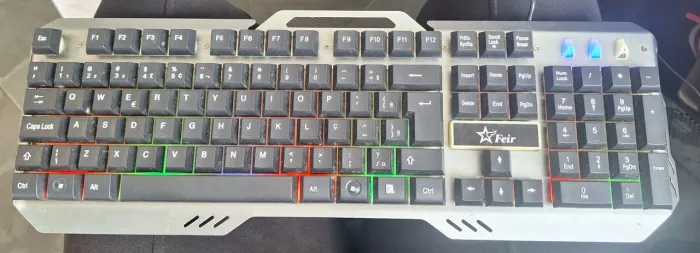 Teclado Gamer Feir com retroiluminação RGB e estrutura em cinza.