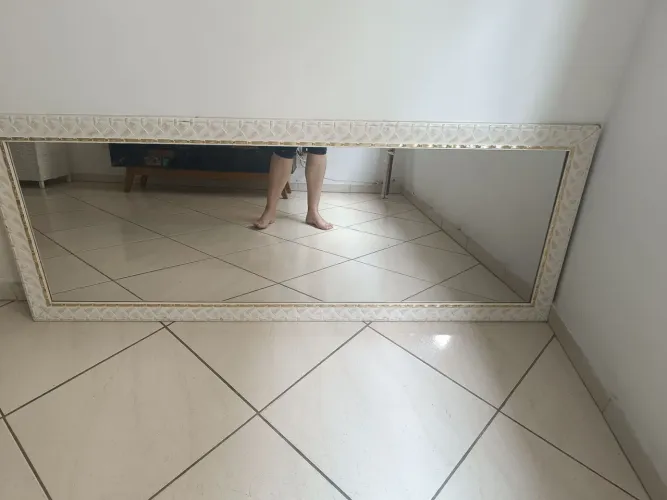 Espelho moldurado branco e dourado