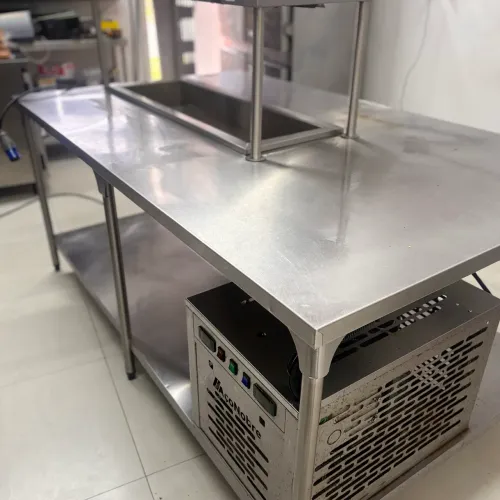 Mesa aquecida para montagem de lanches meio refrigerada