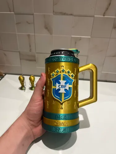 Porta Latão 473ml Seleção Brasileira Caneca Troféu Rumo ao Hexa + Chaveiro Abridor