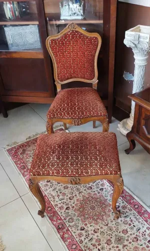 Antiga cadeira mais banqueta só comprar e usar está firme tecido sem rasgos