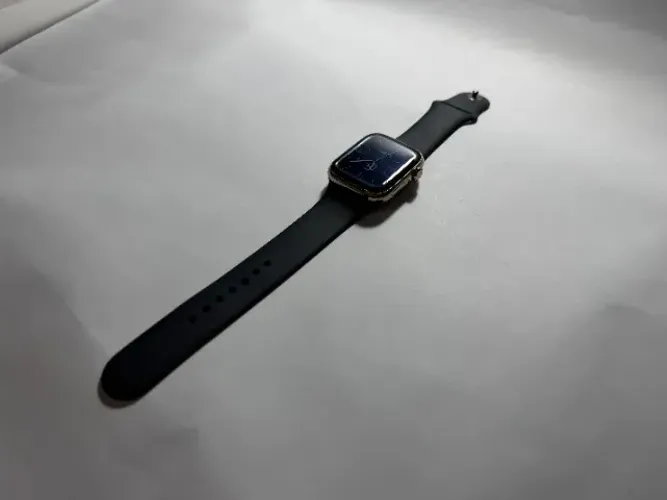 Apple Watch Series 8 GPS + Celular - Caixa dourada de aço inoxidável 45 mm -