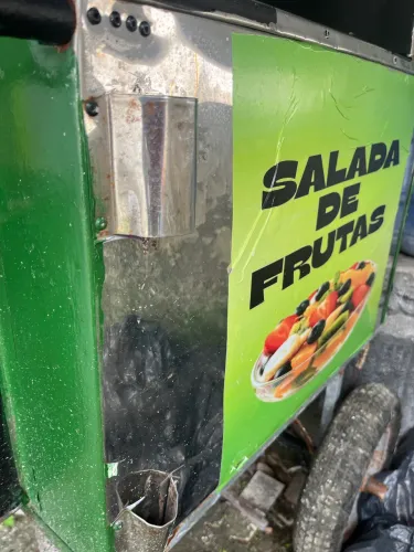 Carrinho de açaí e salada de fruta