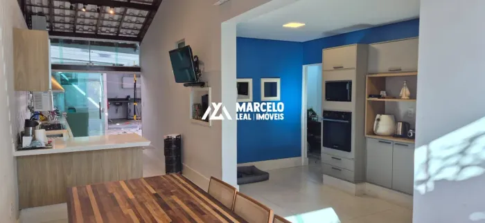 VENDO UMA CASA ESPETACULAR, 03 QUARTOS, 03 BANHEIROS, DEPENDÊNCIA DE EMPREGADA,