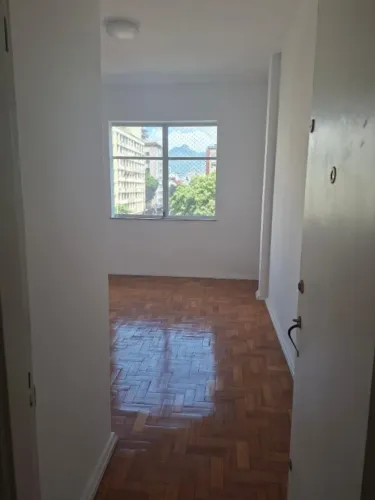 Apartamento na Tijuca, 2 quartos, ao lado do metrô.