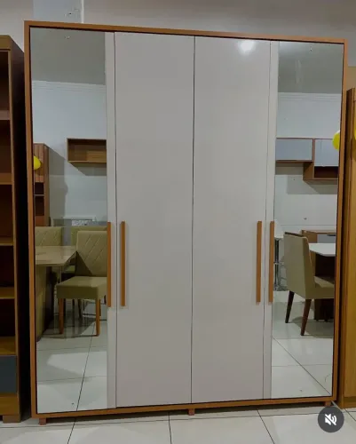 Roupeiro médio luxuoso com espelho 