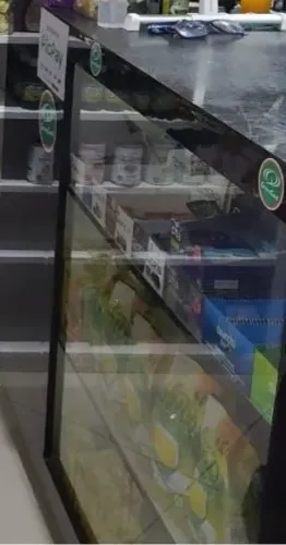 Balcão Caixa E Expositor 100% Mdf com frente de vidro e rodas para Lojas E Comércios