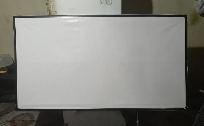 Vendo essa tela de projetor de 65 polegada branco por apenas 50 Reais