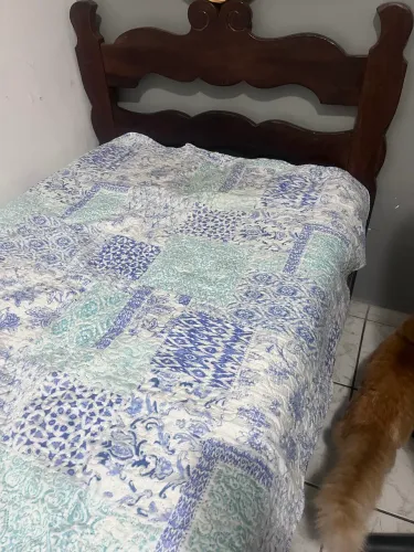 Cama de solteiro, madeira maciça com colchão.