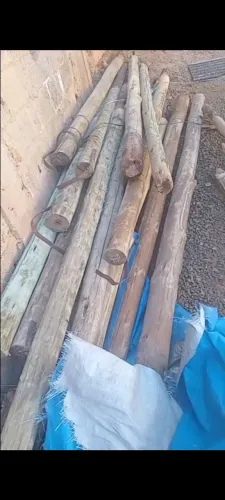 Vende.se escoras 47 escoras eucalipto 6 metros $10 cada e 17 caibos tratados $15 cada