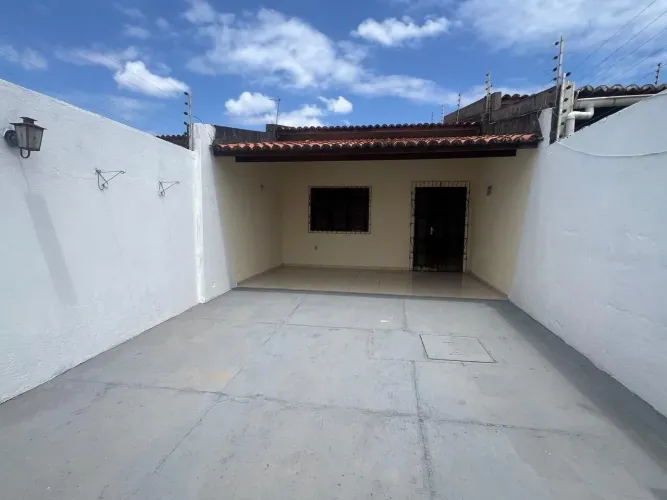 Casa plana com 3 quartos, 2 banheiros, 4 vagas