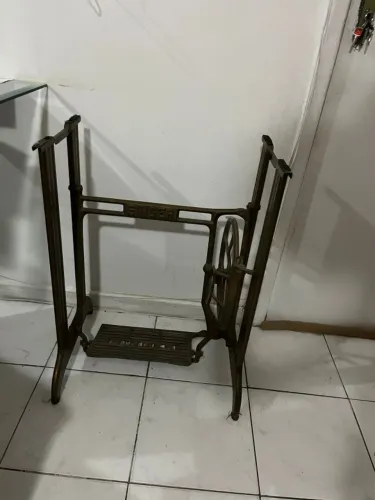 Base de máquina de costura antiga - antiguidade