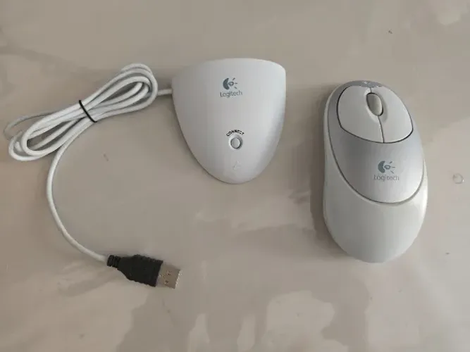 Mouse Logitech sem fio para micros retro
