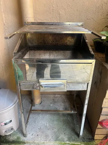Churrasqueira inox com reforço de tijolos