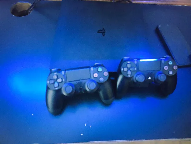 Ps4 slim 1tb + 2 controles e 17 jogos originais