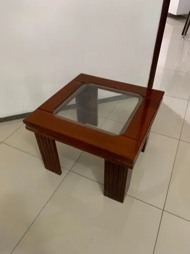 Mesa de centro quadrada em madeira