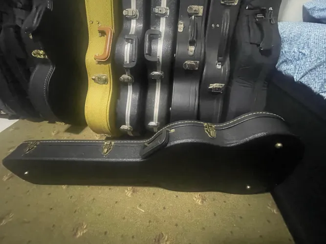 Case rígido para Gibson SG - possível original (Made in Canada) - usado e funcional