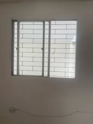 Janela de alumínio completa com grade