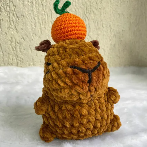 Capivara de Crochê Amigurumi com Laranja Fofa - Feita à Mão