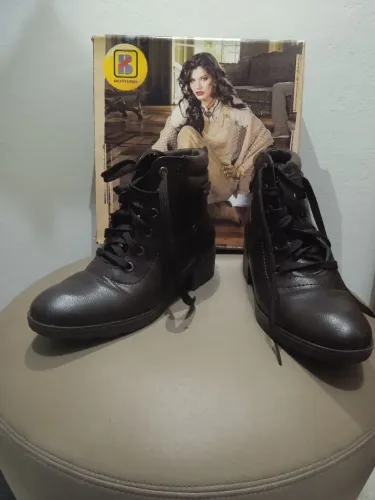Super promoção bota feminina mooncity cano médio couro legítimo(tamanho 37)