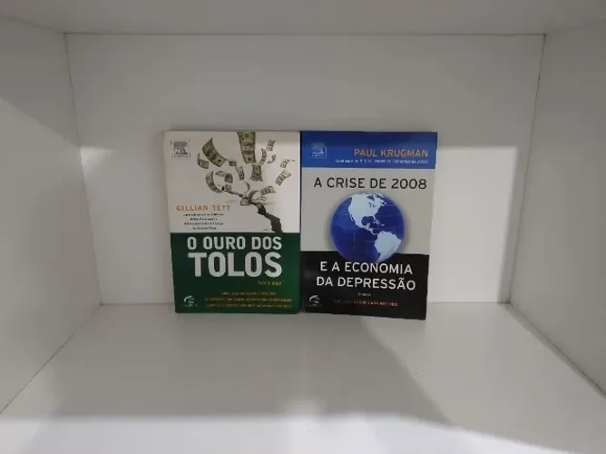 Livros O Ouro dos Tolos por Tett e A Crise de 2008 por Krugman
