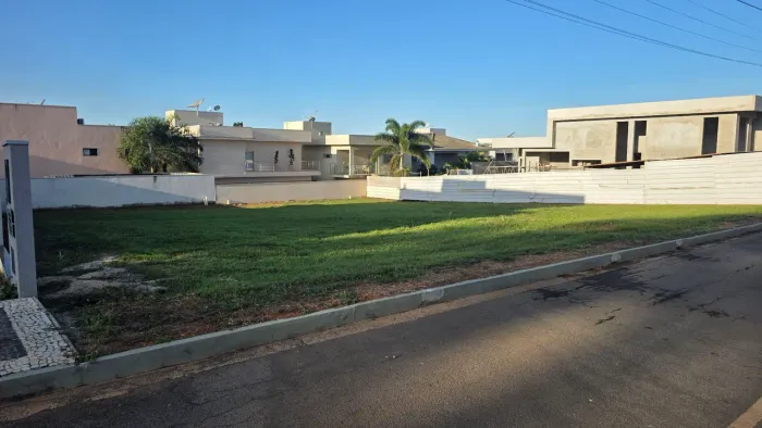 LOTE ESPECIAL NO CONDOMÍNIO VALE DOS PASSAROS