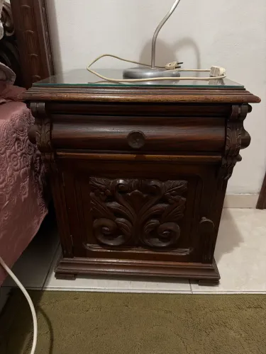 Criado-Mudo / Mesa de Cabeceira Clássica em Madeira Maciça