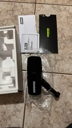 Microfone Shure MV7 novo.