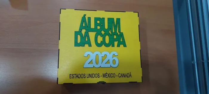 Estojo, álbum e figurinhas da Copa 2026.