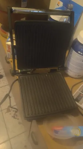Grill e Sanduicheira Antiaderente 2 em 1 180 graus