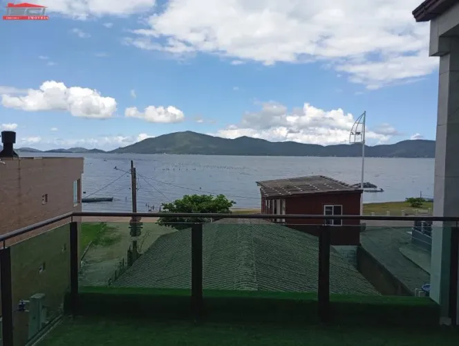 Sobrado na Praia de Fora em Palhoça.