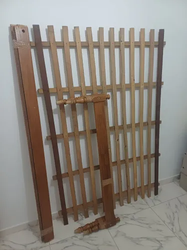 Cama de casal em madeira maciça (sem cabeceira)