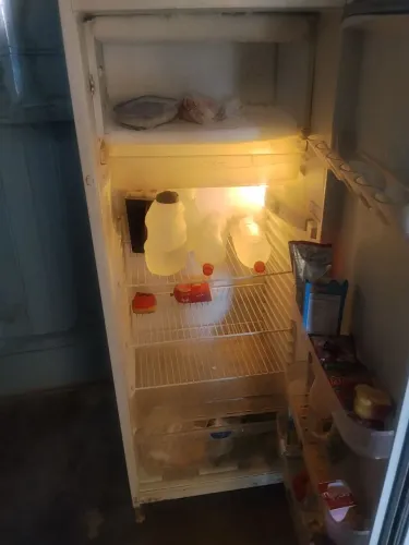 Vendo geladeira funcionando perfeitamente. 300 reais