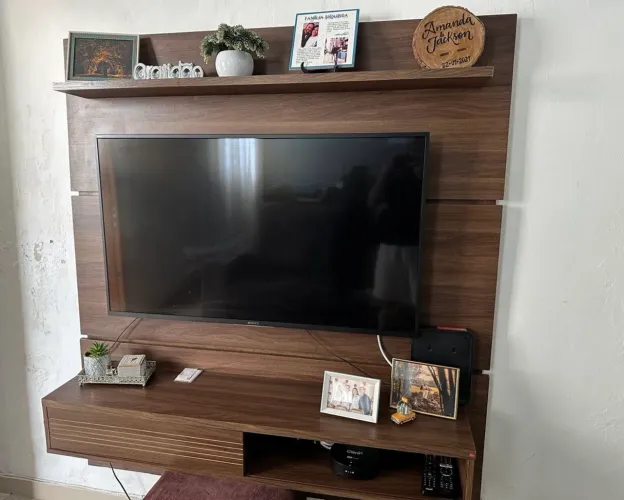 Rack Suspenso com Painel para TV 153 cm - Excelente Estado