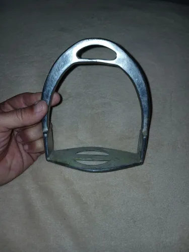 Estribo de montaria em metal prateado antigo grande