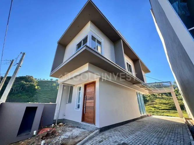Sobrado com 3 quartos, sendo 1 suíte, com acabamento alto padrão no bairro São João-Brusqu