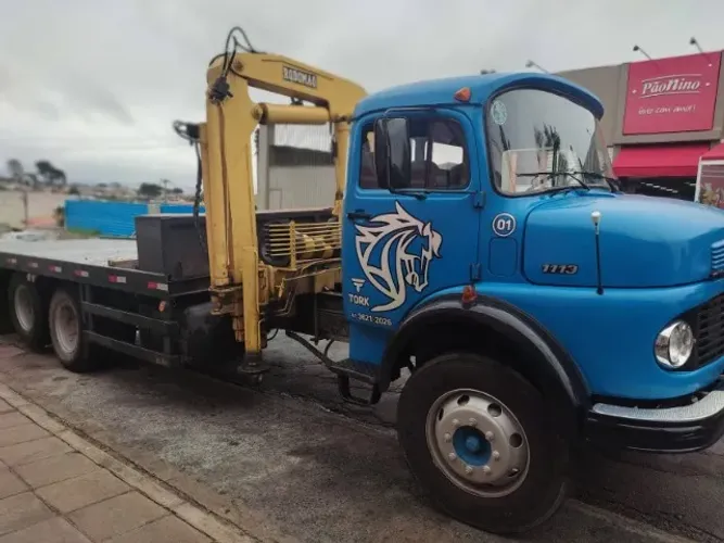 MB 1113 com munck rodomunk 8 toneladas e prancha fixa