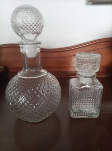 Porta Licor em Vídro todo Trabalhado Vintage são dois 300 ML e 1 L. BH/MG