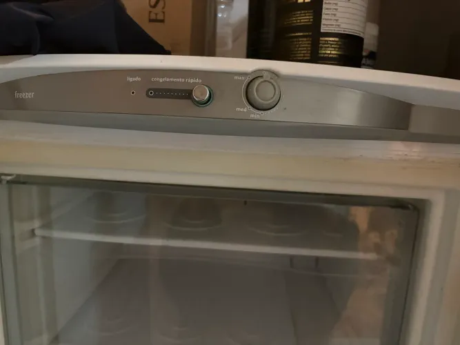 Freezer vertical consul semi novo